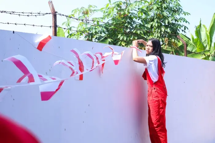 Dekorasi Pintu Masuk dengan Bendera Merah Putih Sambutan Penuh Semangat