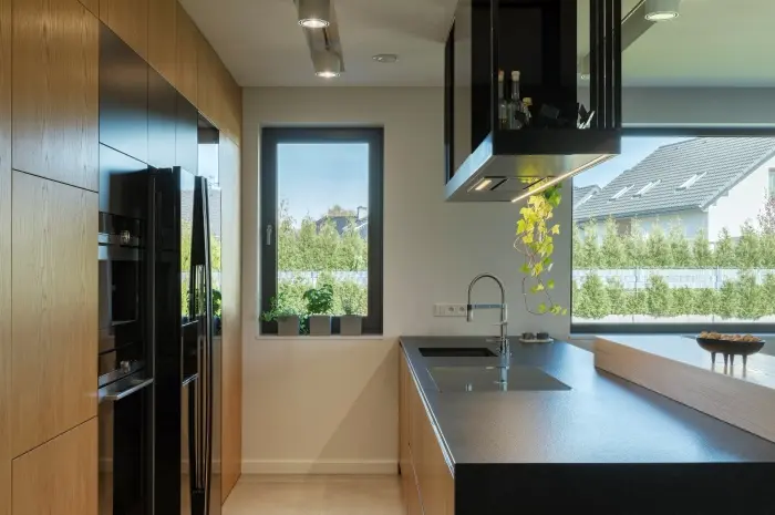 Desain Dapur Mungil Semi Terbuka dengan Zen Garden