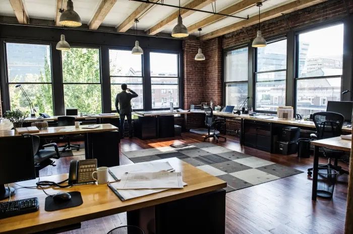 Desain Kantor Modern Industrial Kombinasi Klasik dan Kreatif