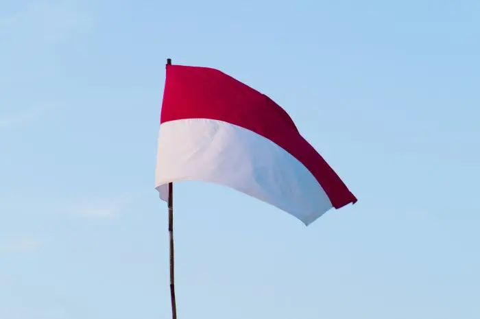 Gantungan Kertas Merah Putih di Atas Meja Kerja Sentuhan Manis yang Memotivasi