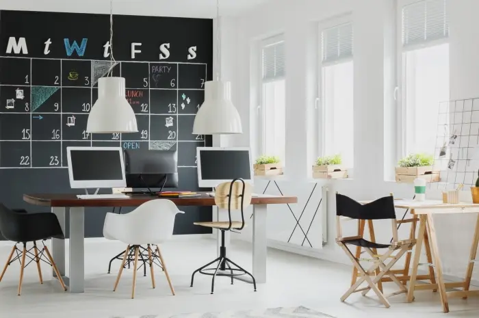 Kantor dengan Suasana Playful Bekerja dengan Ceria