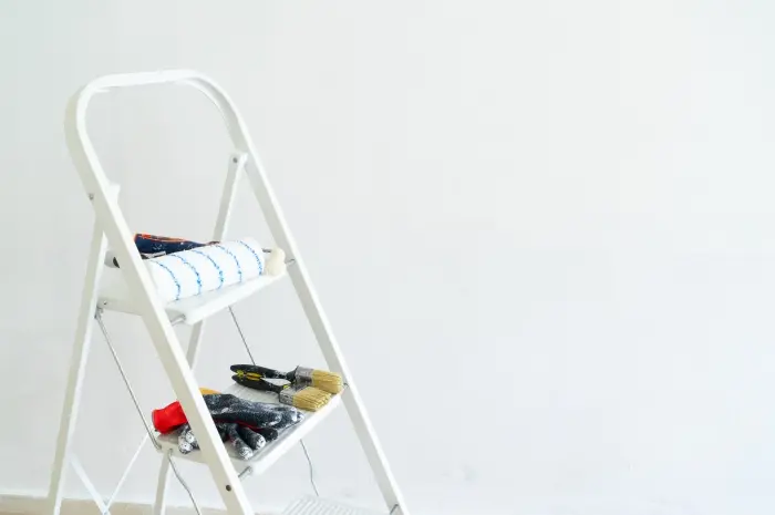 Mengisi Kekosongan Sudut dengan Rak Putih yang Simple