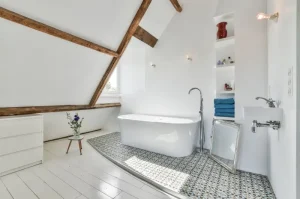 Mengoptimalkan area loteng rumah dengan pemasangan bathtub kecil