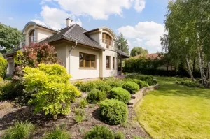 Taman Eksklusif Rumah Mewah dengan Atmosfer Romantis