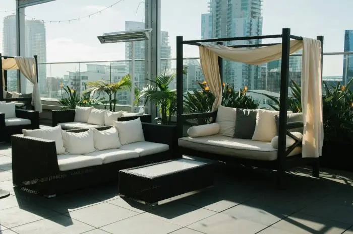 5 Furnitur Luar Ruangan untuk Balkon Kecil yang Nyaman dan Estetis