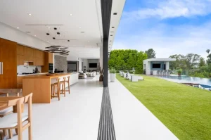 Dapur Outdoor Aesthetic dengan Pemisahan Pintu Kaca