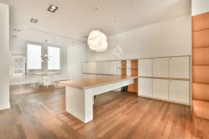 Elegansi Kantor Minimalis dengan Lantai Kayu