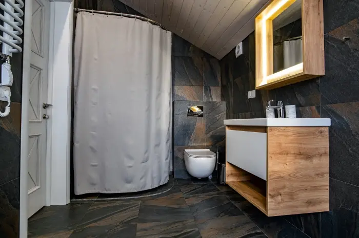 Inspirasi Kamar Mandi Pedesaan dengan Nuansa Glamping