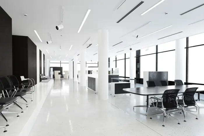 Kantor Minimalis Modern dengan Dominasi Putih dan Jendela Panoramik