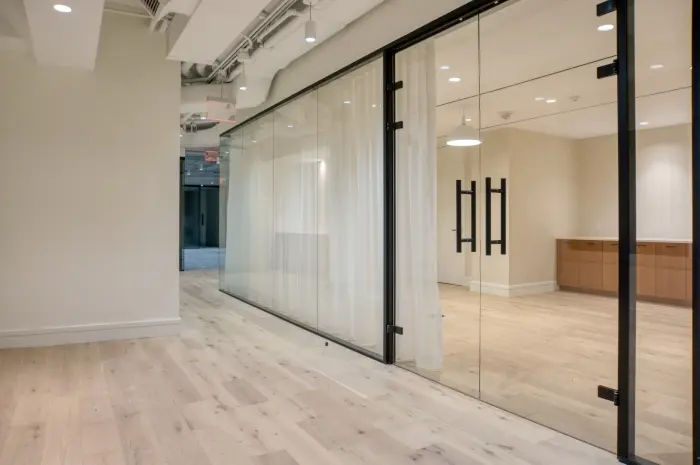 Partisi Kaca sebagai Pemisah Ruang Kantor Modern