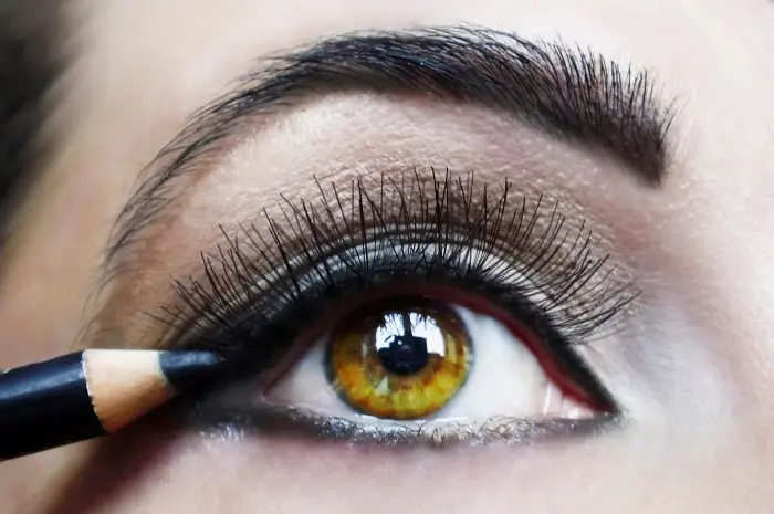 Penggunaan Eyeliner dan Mascara