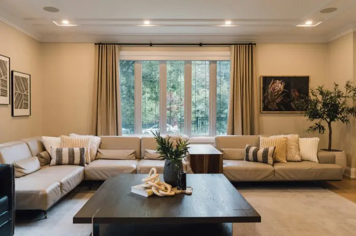 Pentingnya Ruang di Belakang Sofa