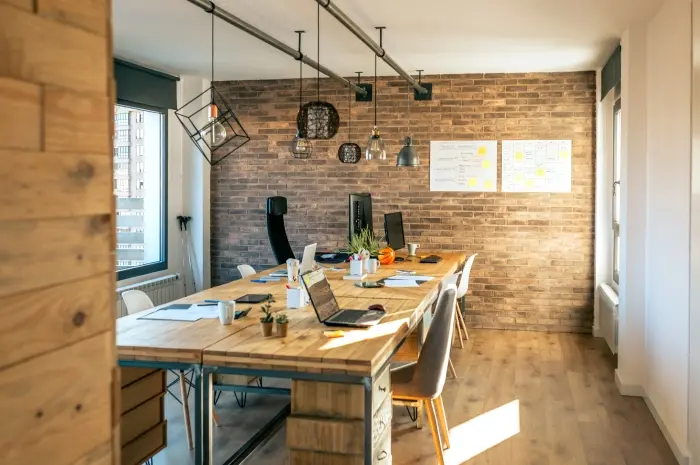 Ruang Kantor Industrial dengan Akcentuasi Kayu