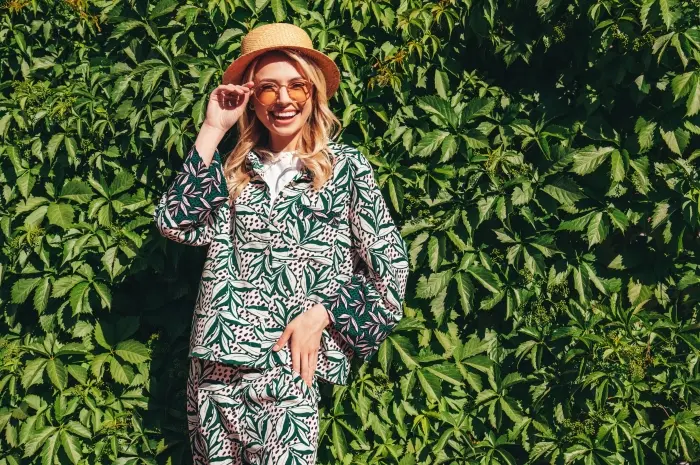 Blazer dan Wide Leg Pants dengan Motif Batik Serasi