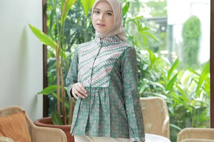 Blouse Batik Berpotongan Loose dengan Bahan Satin atau Sutra