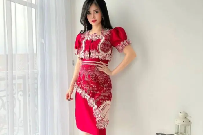 Gaun Batik Berbalut dengan Aksen Obi