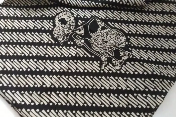 Gaun dengan Aksen Batik Parang dan Gambar Wayang