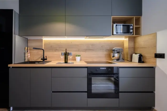 Kitchen Set Abu-abu Gelap dengan Aksen Kayu