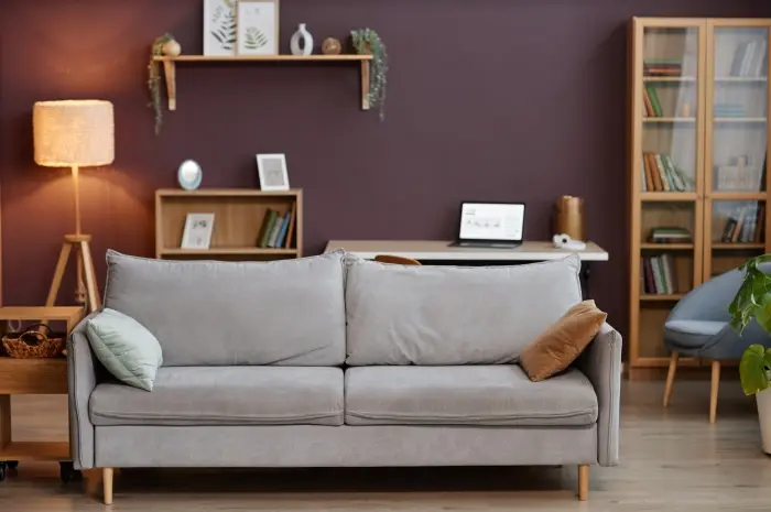 Manfaatkan Sisi di Belakang Sofa sebagai Work Space