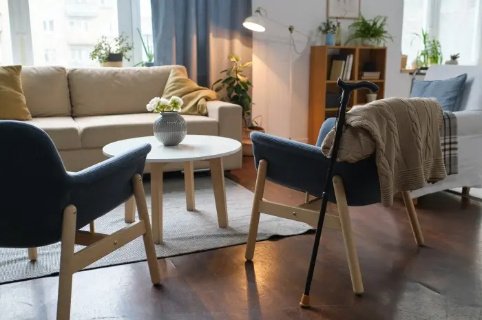 Posisikan Meja dan Kursi Kerja Dekat dengan Sofa untuk Efisiensi