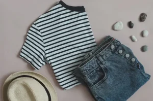 Striped T-Shirt dan Wide Leg Jeans Nyaman dan Modis untuk Semua Aktivitas