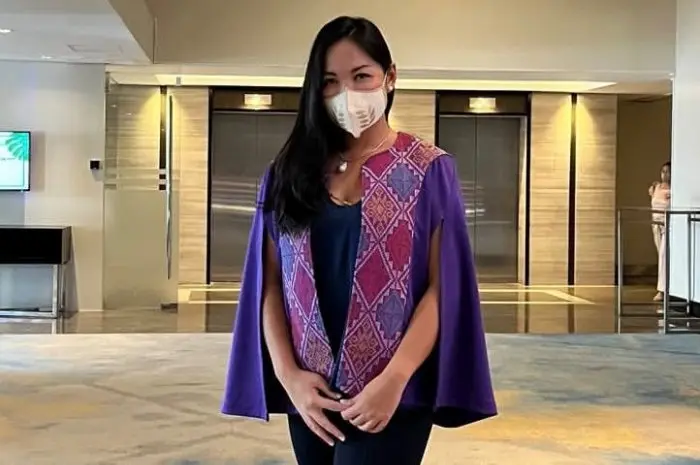 Two Tone Long Cape dengan Slit di Sisi Lengan