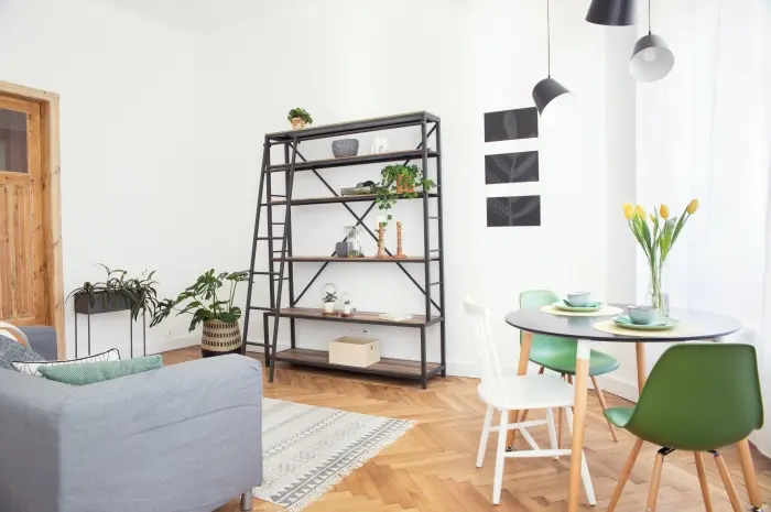 Desain Open Space dengan Rak Tanaman dan Sentuhan Vintage