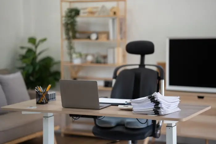 Gunakan Meja dan Kursi Ergonomis yang Sesuai dengan Postur Tubuh