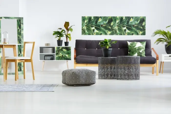 Gunakan Wallpaper Bermotif Daun untuk Efek Tropis yang Instan