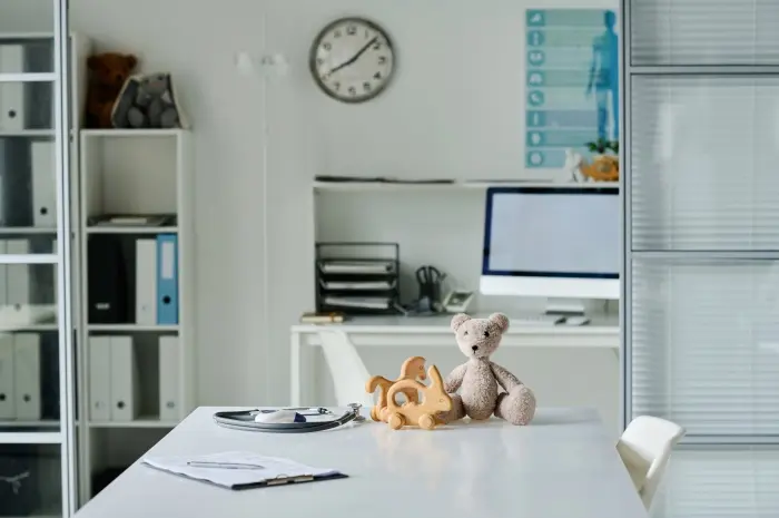 Tambahkan Bantal atau Boneka sebagai Penambah Kenyamanan