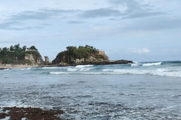 Pantai Klayar, Keindahan Seruling Samudera dan Romantisme Senja di Pacitan